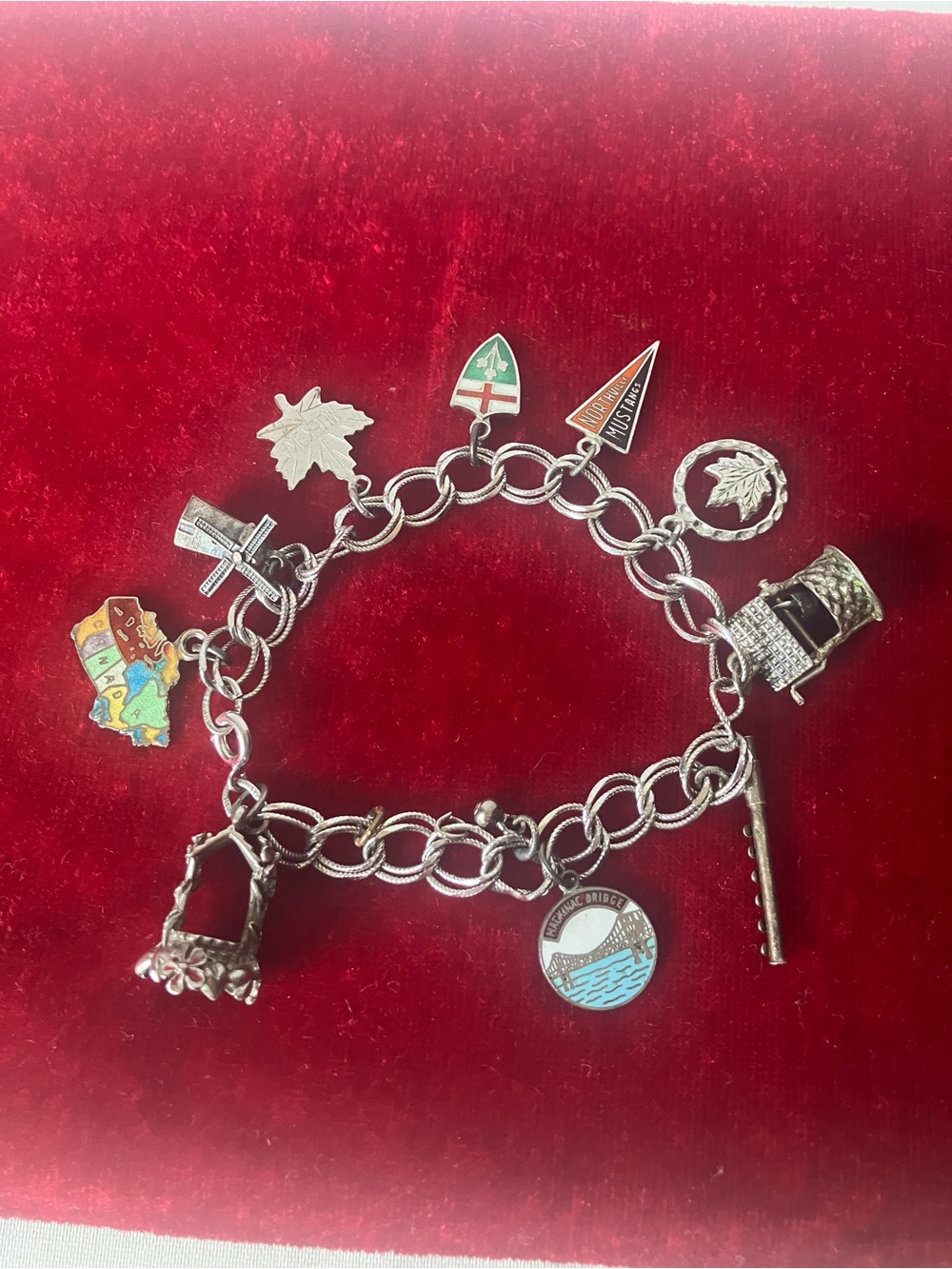 Vintage Sterling Charm Bracelet with 10 charms 27.5g. Bracelet approx 7.5”.
